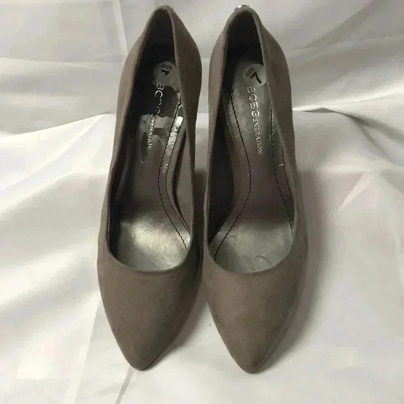 BCBGENERATION WO SZ 7 TAUPE SUEDE PUMPS 4” HEEL - Picture 2 of 13
